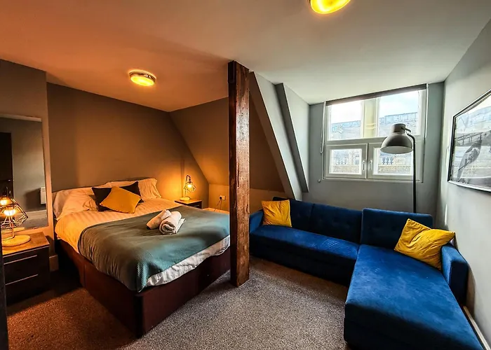 2 Bedroom Apartment In The Heart Of Newcastle - Spacious - Sleeps 7