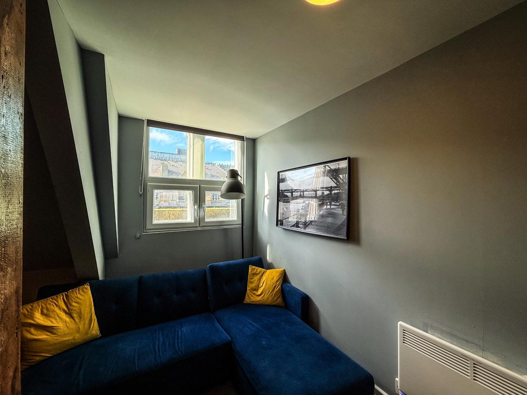 2 Bedroom In The Heart Of - Spacious - Sleeps 7 Apartment *