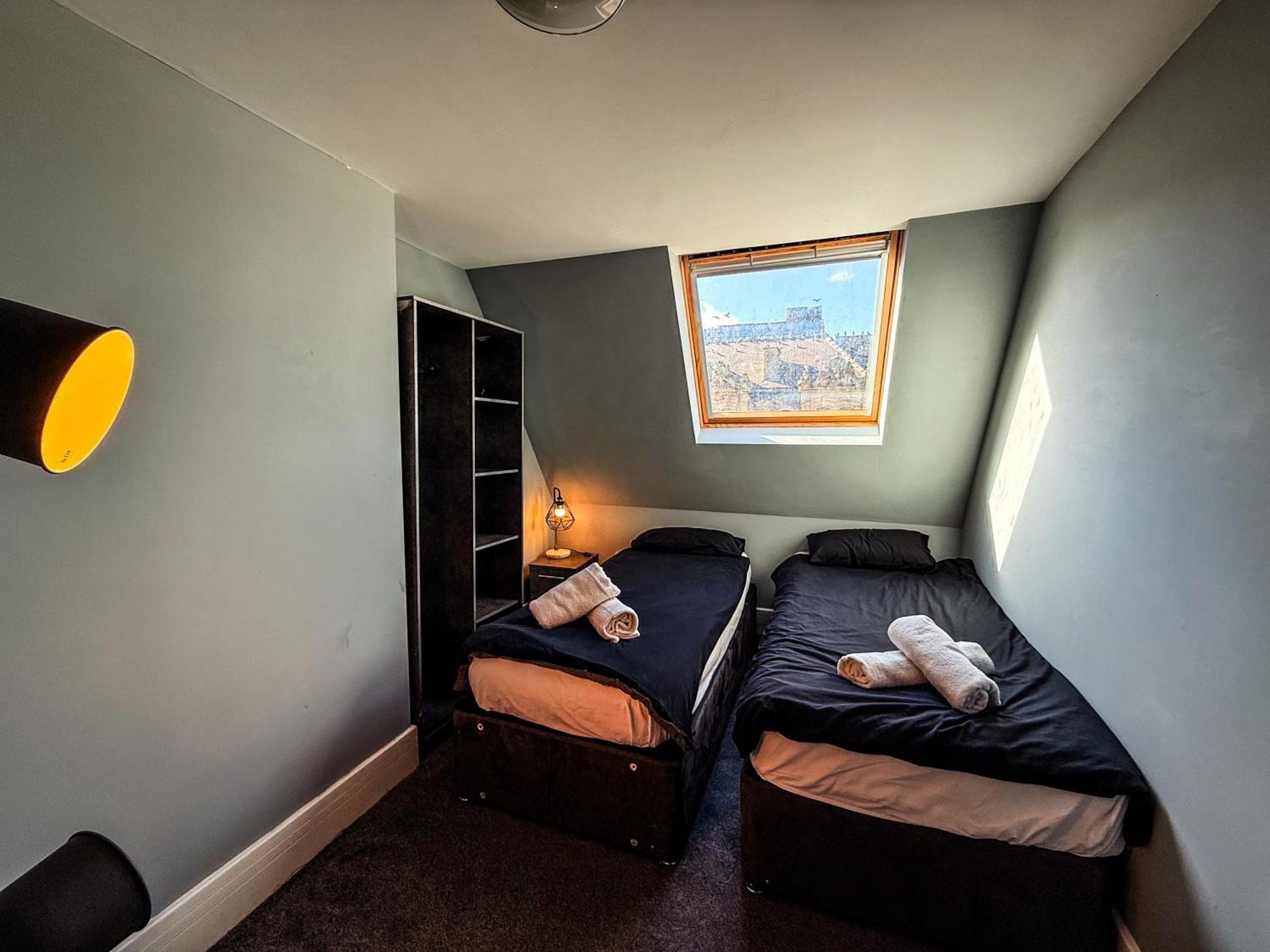 Apartment 2 Bedroom In The Heart Of - Spacious - Sleeps 7 *