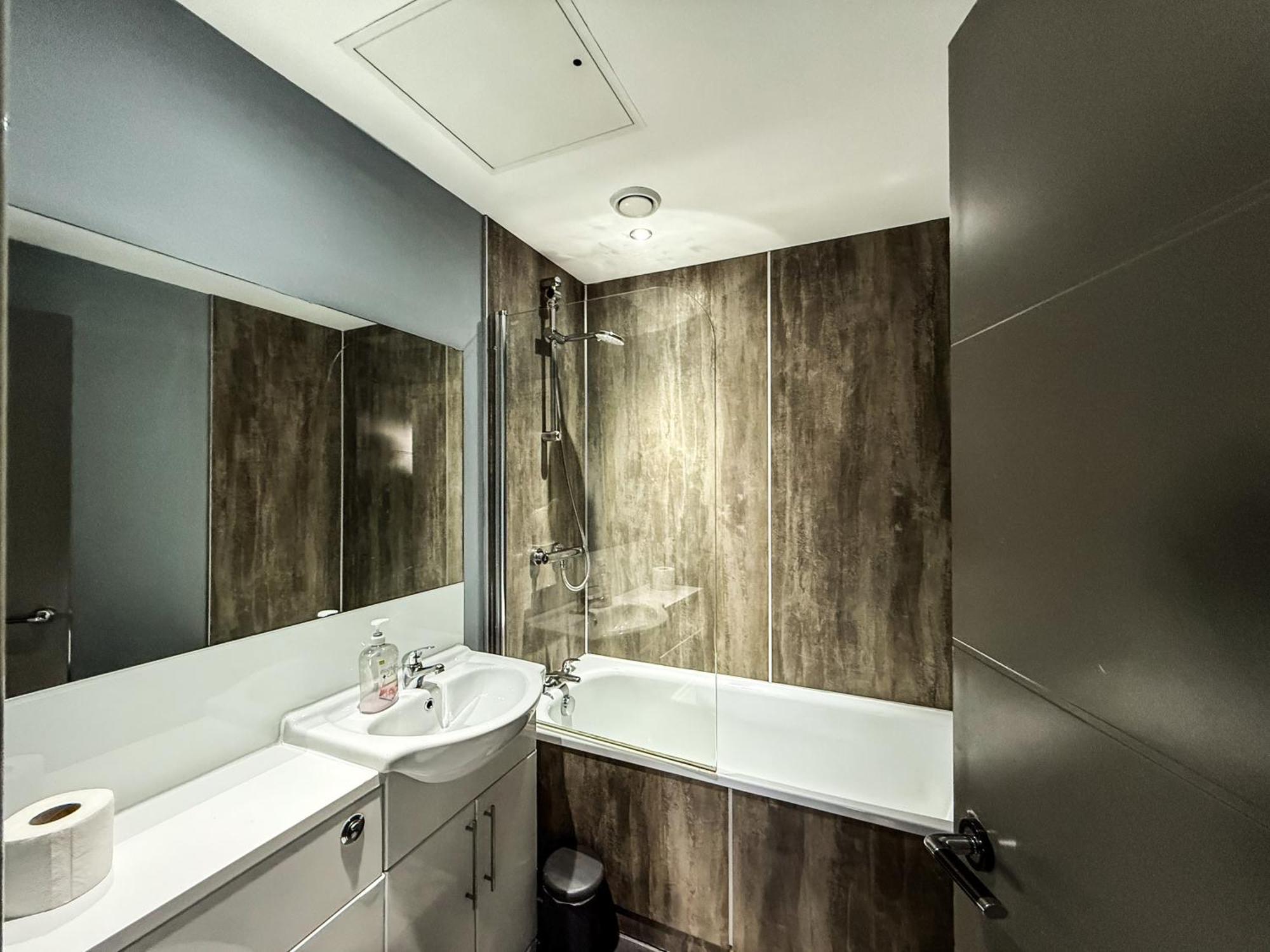 2 Bedroom In The Heart Of - Spacious - Sleeps 7